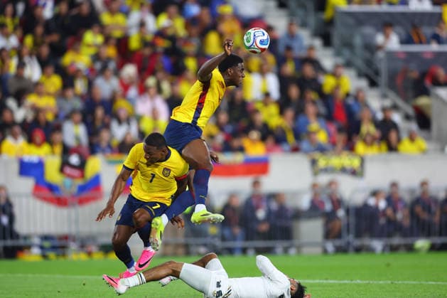HARRISON, NJ - MAY 30: Felix Torres 2 of Ecuador heads the ball during the first half of the pre 2026 FIFA World Cup, WM, Weltmeisterschaft, Fussball Friendly game against Saudi Arabia on May 30, 2026 at Sports Illustrated Stadium in Harrison, New Jersey. (Photo by Rich Graessle Icon Sportswire) SOCCER: MAY 30 Ecuador vs Saudi Arabia EDITORIAL USE ONLY Icon26053026227