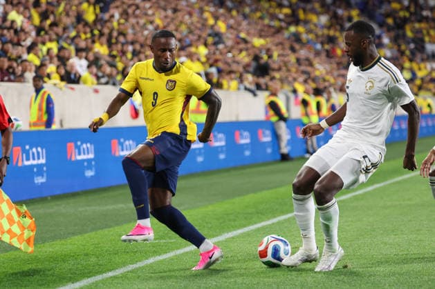 HARRISON, NJ - MAY 30: John Yeboah 9 of Ecuador dribbles the ball while being defended by Hassan Altambakti 5 of Saudi Arabia during a game between the Ecuador and Saudi Arabia in a game prior to the World Cup at Sports Illustrated Stadium on May 30, 2026 in Harrison, New Jersey. (Photo by Andrew Mordzynski Icon Sportswire) SOCCER: MAY 30 Ecuador vs Saudi Arabia EDITORIAL USE ONLY Icon2605307914265