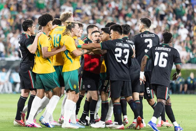 May 30, 2026, Pasadena, California, USA: A referee separates players of Mexico and Australia during a MexTour Sendoff Match at Rose Bowl on Saturday, May 30, 2026 in Pasadena, Calif. MexTour Sendoff Match: Mexico 1:0 Australia  - ZUMAc68_ 20260530_zaf_c68_036 Copyright: xRingoxChiux