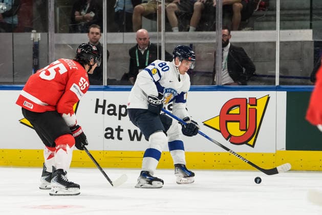 xxkeikkaxx 20260530 Swiss Life Arena, Zurich, Switzerland. IIHF Ice hockey, Eishockey World Championships Semifinal match Canada vs Finland Saku Mäenalanen (80) of Team Finland carries the puck as Mark Scheifele (55) of Team Canada defends. Photo by Pasi Suokko All Over Press  1.06241225