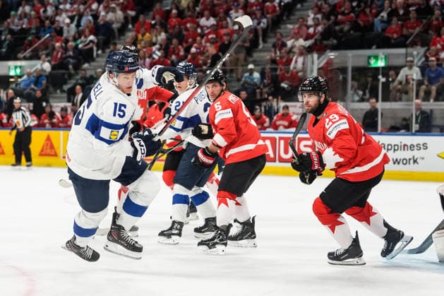 xxkeikkaxx 20260530 Swiss Life Arena, Zurich, Switzerland. IIHF Ice hockey, Eishockey World Championships Semifinal match Canada vs Finland Anton Lundell (15) of Team Finland skates towards the loose puck as Parker Wotherspoon (29) of Team Canada defends. Photo by Pasi Suokko All Over Press  1.06241243