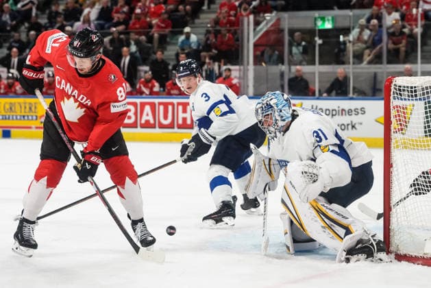 xxkeikkaxx 20260530 Swiss Life Arena, Zurich, Switzerland. IIHF Ice hockey, Eishockey World Championships Semifinal match Canada vs Finland Justus Annunen (31) of Team Finland is ready for a save as Dylan Holloway (81) of Team Canada tries to deflect the puck. Photo by Pasi Suokko All Over Press  1.06241263