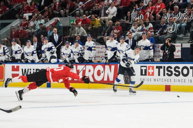 xxkeikkaxx 20260530 Swiss Life Arena, Zurich, Switzerland. IIHF Ice hockey, Eishockey World Championships Semifinal match Canada vs Finland Patrik Puistola (21) of Team Finland releases a shot towards an empty net but misses, Ryan O Reilly (90) of Team Canada desperately dives to deflect the shot. Photo by Pasi Suokko All Over Press  1.06241329