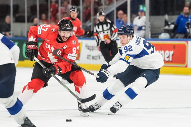 xxkeikkaxx 20260530 Swiss Life Arena, Zurich, Switzerland. IIHF Ice hockey, Eishockey World Championships Semifinal match Canada vs Finland Sidney Crosby (87) of Team Canada is about to get past Lenni Hämeenaho (92) of Team Finland. Photo by Pasi Suokko All Over Press  1.06241260