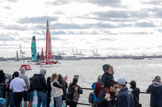 RECORD DATE NOT STATED 2026 Rolex SailGP Championship Mubadala New York Sail Grand Prix (NEW) 2026 Rolex SailGP Championship Mubadala New York Sail Grand Prix. May 30, 2026, New York, New York, USA: Spectators watch from Governor& 39;s boats compete on Day 1 of the Mubadala New York Sail Grand Prix at New York Harbor on May 30, 2026 in New York City. (Credit: M10s TheNews2)(Foto: M10S Thenews2 imago images) SPO  Copyright: xM10sx