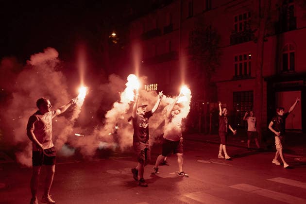 Paris, France, May 30, 2026 - Paris Saint-Germain PSG fans are gathering near the Champs-Elysees following their team s victory over Arsenal in the Champions League final PSG, LIGUE DES CHAMPIONS  Copyright: xAlexisxSciardx  Copyright: xIMAGO AlexisxSciardx