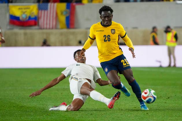 Yaimar Medina (R) of Ecuador battles for the ball with Nasser Al-Dawsari of Saudi Arabia during a friendly match between Ecuador and Saudi Arabia ahead of the 2026 World Cup at Sports Illustrated Stadium in New Jersey, USA, 31 May 2026. 2026 World Cup friendlies: Ecuador vs. Saudi Arabia !ACHTUNG: NUR REDAKTIONELLE NUTZUNG!  Copyright: xÁngelxColmenaresx AME6996 20260531-55020454094_1