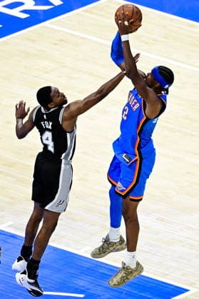 NBA, Basketball Herren, USA West Conference Finals Game 7 - San Antonio Spurs at Oklahoma City Thunder Oklahoma City Thunder guard Shai Gilgeous-Alexander (R) shoots against San Antonio Spurs guard De aaron Fox during Game 7 of the NBA West Conference Finals between Oklahoma City Thunder and San Antonio Spurs in Oklahoma City, USA, 30 May 2026 (issued 31 May 2026). Oklahoma City United States  Copyright: xGERALDxLEONGx