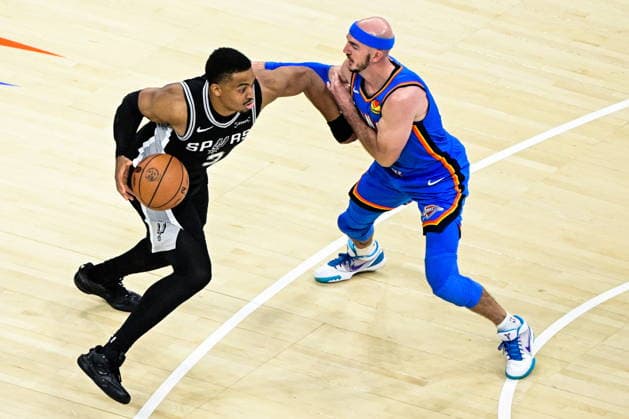 NBA, Basketball Herren, USA West Conference Finals Game 7 - San Antonio Spurs at Oklahoma City Thunder San Antonio Spurs forward guard Keldon Johnson drives against Oklahoma City Thunder guard Alex Caruso (R) during Game 7 of the NBA West Conference Finals between Oklahoma City Thunder and San Antonio Spurs in Oklahoma City, USA, 30 May 2026 (issued 31 May 2026). Oklahoma City United States  Copyright: xGERALDxLEONGx