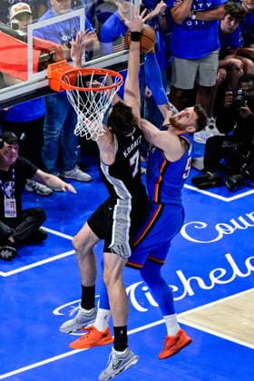 NBA, Basketball Herren, USA West Conference Finals Game 7 - San Antonio Spurs at Oklahoma City Thunder San Antonio Spurs center forward Luke Kornet (L) blocks the ball against Oklahoma City Thunder center forward Isaiah Hartenstein (R) during Game 7 of the NBA West Conference Finals between Oklahoma City Thunder and San Antonio Spurs in Oklahoma City, USA, 30 May 2026 (issued 31 May 2026). Oklahoma City United States  Copyright: xGERALDxLEONGx