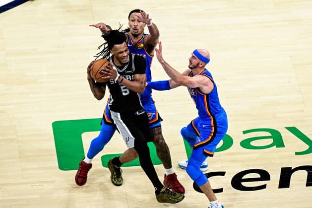 NBA, Basketball Herren, USA West Conference Finals Game 7 - San Antonio Spurs at Oklahoma City Thunder San Antonio Spurs guard Stephon Castle (L) drives against Oklahoma City Thunder forward Jaylin Williams (C) and Oklahoma City Thunder guard Alex Caruso (R) during Game 7 of the NBA West Conference Finals between Oklahoma City Thunder and San Antonio Spurs in Oklahoma City, USA, 30 May 2026 (issued 31 May 2026). Oklahoma City United States  Copyright: xGERALDxLEONGx