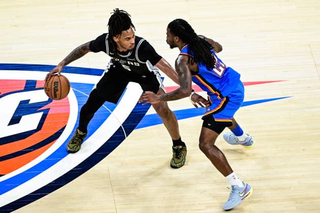 NBA, Basketball Herren, USA West Conference Finals Game 7 - San Antonio Spurs at Oklahoma City Thunder San Antonio Spurs guard Stephon Castle drives against Oklahoma City Thunder guard Cason Wallace (R) during Game 7 of the NBA West Conference Finals between Oklahoma City Thunder and San Antonio Spurs in Oklahoma City, USA, 30 May 2026 (issued 31 May 2026). Oklahoma City United States  Copyright: xGERALDxLEONGx