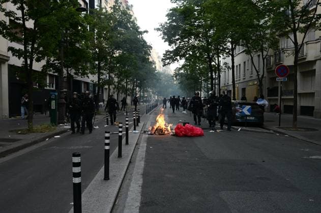 PSG fans clash with police in Paris during UEFA Champions League victory celebrations PARIS, FRANCE - MAY 30: Paris Saint-Germain (PSG) supporters clash with police during celebrations following the team s UEFA Champions League victory in Paris, France on May 30, 2026. While thousands gathered to mark the win, groups of fans engaged in unrest, leading to property damage, fires, and clashes with law enforcement. Mohamad Salaheldin Abdelg Alsayed Anadolu Paris France. Editorial use only. Please get in touch for any other usage.  Copyright: x2026xAnadoluxMohamadxSalaheldinxAbdelgxAlsayedx
