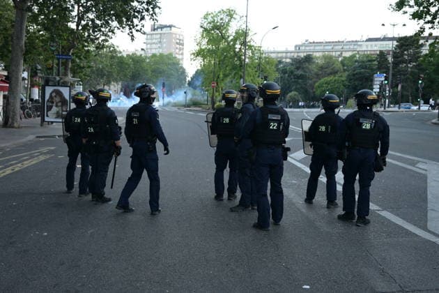 PSG fans clash with police in Paris during UEFA Champions League victory celebrations PARIS, FRANCE - MAY 30: Paris Saint-Germain (PSG) supporters clash with police during celebrations following the team s UEFA Champions League victory in Paris, France on May 30, 2026. While thousands gathered to mark the win, groups of fans engaged in unrest, leading to property damage, fires, and clashes with law enforcement. Mohamad Salaheldin Abdelg Alsayed Anadolu Paris France. Editorial use only. Please get in touch for any other usage.  Copyright: x2026xAnadoluxMohamadxSalaheldinxAbdelgxAlsayedx