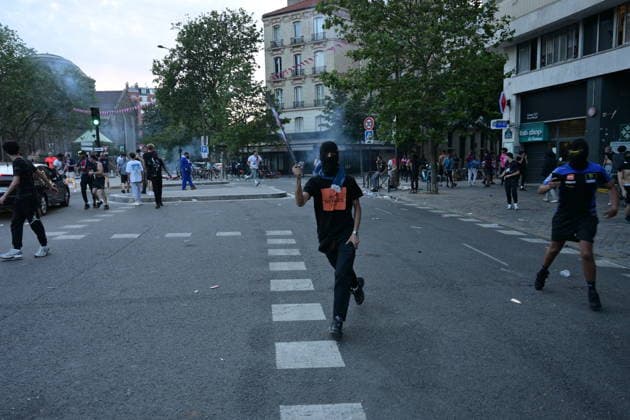 PSG fans clash with police in Paris during UEFA Champions League victory celebrations PARIS, FRANCE - MAY 30: Paris Saint-Germain (PSG) supporters clash with police during celebrations following the team s UEFA Champions League victory in Paris, France on May 30, 2026. While thousands gathered to mark the win, groups of fans engaged in unrest, leading to property damage, fires, and clashes with law enforcement. Mohamad Salaheldin Abdelg Alsayed Anadolu Paris France. Editorial use only. Please get in touch for any other usage.  Copyright: x2026xAnadoluxMohamadxSalaheldinxAbdelgxAlsayedx