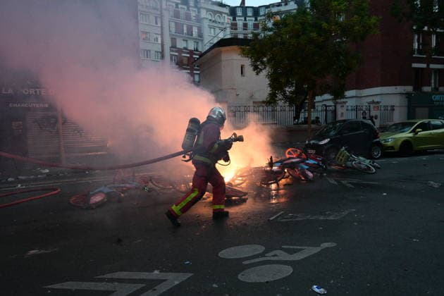 PSG fans clash with police in Paris during UEFA Champions League victory celebrations PARIS, FRANCE - MAY 30: Paris Saint-Germain (PSG) supporters clash with police during celebrations following the team s UEFA Champions League victory in Paris, France on May 30, 2026. While thousands gathered to mark the win, groups of fans engaged in unrest, leading to property damage, fires, and clashes with law enforcement. Mohamad Salaheldin Abdelg Alsayed Anadolu Paris France. Editorial use only. Please get in touch for any other usage.  Copyright: x2026xAnadoluxMohamadxSalaheldinxAbdelgxAlsayedx
