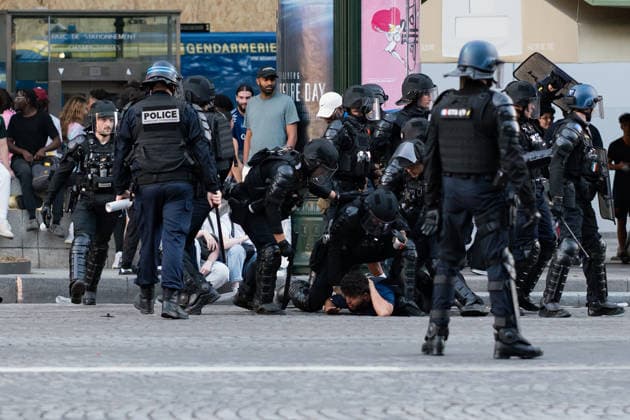 Celebrations And Clashes Following PSG s Victory On The Champs-ElysÃ es French Republican Security Corps (CRS - Compagnies Republicaines de Securite) police officers detain a Paris Saint-Germain (PSG) supporter during celebrations following their team s win in the UEFA Champions League final against Arsenal FC, played in Budapest, on the Champs-Elysees Avenue in Paris on May 30, 2026. Paris France  Copyright: xJeromexGillesx originalFilename:chobeaux-notitle260531_nplQd.jpg