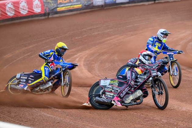 Speedway GP Qualifying Round 3 Kai Huckenbeck of Germany in red leads Victor Palovaara of Sweden in white and Anders Rowe of Great Britain in yellow during the Speedway GP Qualifying Round 3 at Allied Ashfield Stadium in Glasgow, Scotland, on May 30, 2026. Scunthorpe Lincolnshire United Kingdom  Copyright: xMIxNewsx originalFilename:fletcher-speedway260530_np4xa.jpg