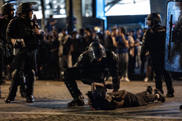 Celebrations And Clashes Following PSG s Victory On The Champs-ElysÃ es French Republican Security Corps (CRS - Compagnies Republicaines de Securite) police officers detain a Paris Saint-Germain (PSG) supporter during celebrations following their team s win in the UEFA Champions League final against Arsenal FC, played in Budapest, on the Champs-Elysees Avenue in Paris on May 30, 2026. Paris France  Copyright: xJeromexGillesx originalFilename:chobeaux-notitle260531_npPic.jpg