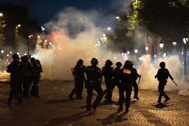 Celebrations And Clashes Following PSG s Victory On The Champs-ElysÃ es Clashes occur between Paris Saint-Germain (PSG) supporters and French Republican Security Corps (CRS - Compagnies Republicaines de Securite) police officers using tear gas during celebrations following PSG s win in the UEFA Champions League final against Arsenal FC, played in Budapest. The event takes place on the Champs-Elysees Avenue in Paris on May 30, 2026. Paris France  Copyright: xJeromexGillesx originalFilename:chobeaux-notitle260531_nplXi.jpg