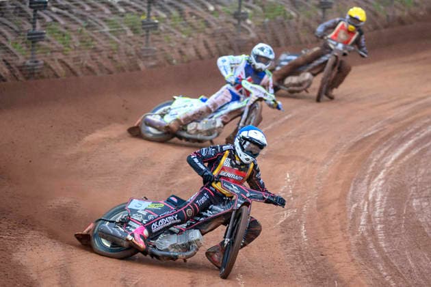Speedway GP Qualifying Round 3 Kai Huckenbeck of Germany in blue leads Chris Harris of Great Britain in white and Maciej Janowski of Poland in yellow during the Speedway GP Qualifying Round 3 at Allied Ashfield Stadium in Glasgow, on May 30, 2026. Scunthorpe Lincolnshire United Kingdom  Copyright: xMIxNewsx originalFilename:fletcher-speedway260530_npGVf.jpg