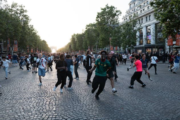 Celebrations And Clashes Following PSG s Victory On The Champs-ElysÃ es PSG supporters celebrate their team s win in the UEFA Champions League final between Paris Saint-Germain (PSG) and Arsenal FC, played in Budapest, on the Champs-Elysees avenue in Paris, France, on May 30, 2026. Paris France  Copyright: xJeromexGillesx originalFilename:chobeaux-notitle260531_npuvs.jpg