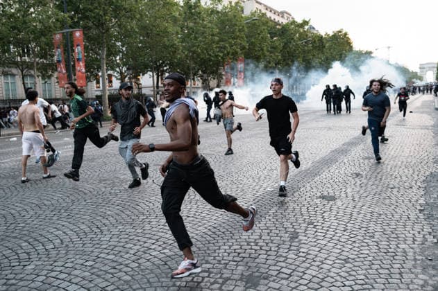 Celebrations And Clashes Following PSG s Victory On The Champs-ElysÃ es Clashes occur between Paris Saint-Germain (PSG) supporters and French Republican Security Corps (CRS - Compagnies Republicaines de Securite) police officers using tear gas during celebrations following PSG s win in the UEFA Champions League final against Arsenal FC, played in Budapest. The event takes place on the Champs-Elysees Avenue in Paris on May 30, 2026. Paris France  Copyright: xJeromexGillesx originalFilename:chobeaux-notitle260531_npiLa.jpg