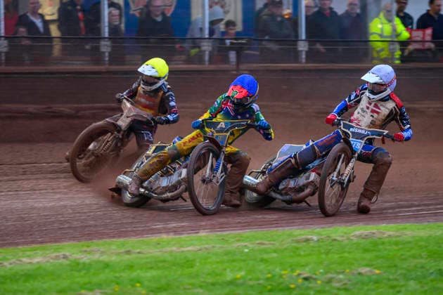 Speedway GP Qualifying Round 3 Jack Holder of Australia in blue leads Kai Huckenbeck of Germany in yellow and Frederik Jacobsen of Denmark in white during the Speedway GP Qualifying Round 3 at Allied Ashfield Stadium in Glasgow on May 30, 2026. Scunthorpe Lincolnshire United Kingdom  Copyright: xMIxNewsx originalFilename:fletcher-speedway260530_npkoS.jpg