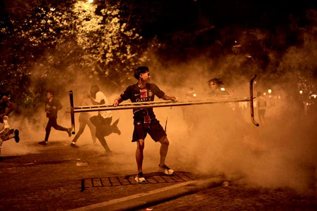 Clashes between supporters and police on Champs-Elysees following PSG s victory in 2026 Champions League. - 30 05 2026 - France Paris -  AntoninxBuratx xLexPictorium LePictorium_0335149