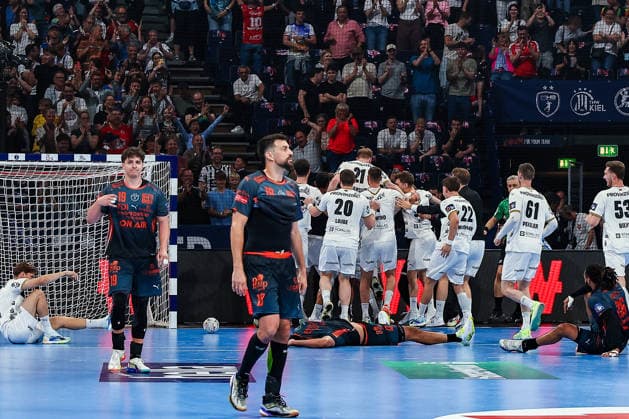 30 05 2026, xIAJx, Handball, EHF European League WINAMAX Finals, 1 Semi-final, Montpellier HB THW Kiel, Barclays Arena THW Kiel celebrates a last minute win, Montpellier HB players are disappointed after the 28 29 defeat Germany