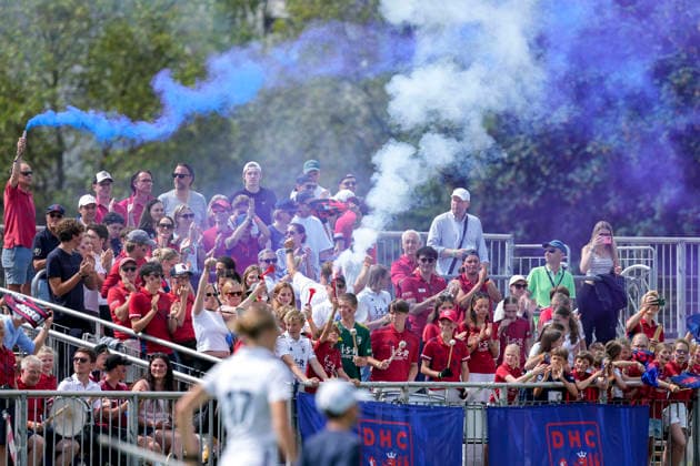 The fans of Düsseldorfer HC DHC set off pyrotechnics in the fan curve, atmosphere in the stadium, atmosphere, pyro, pyros, Ultras, spectators, fan block, chaotic, Bengalo, Bengalos, fireworks, flare, 31 05 2026, Bonn Germany , Hockey, German Championship, Final, Ladies, Mannheimer HC Düsseldorfer HC xozx