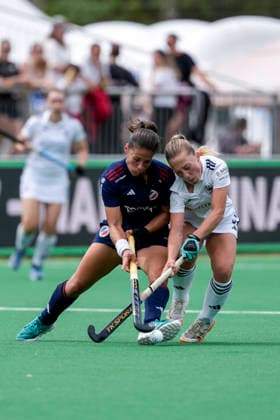 v li Lucina von der Heyde MHC, 2 , Annika Schönhoff DHC, 9 , duel, duel, tackle, tackling, dynamics, action, action, 31 05 2026, Bonn Germany , Hockey, German Championship, Final, Women, Mannheimer HC Düsseldorfer HC xozx