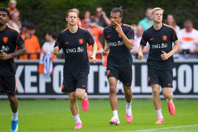 2026-05-31 - Dutch Squad Training ZEIST, NETHERLANDS - MAY 31: Frenkie de Jong of the Netherlands squad, Nathan Ake of the Netherlands squad, Jan Paul van Hecke of the Netherlands squad warms up during a Dutch Squad Training at KNVB Campus on May 31, 2026 in Zeist, Netherlands. Zeist KNVB Campus Netherlands Content not available for redistribution in The Netherlands directly or indirectly through any third parties. Copyright: xDennisxBresserx