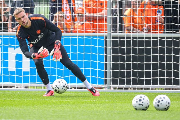 2026-05-31 - Dutch Squad Training ZEIST, NETHERLANDS - MAY 31: Bart Verbruggen keeper of the Netherlands squad warms up during a Dutch Squad Training at KNVB Campus on May 31, 2026 in Zeist, Netherlands. Zeist KNVB Campus Netherlands Content not available for redistribution in The Netherlands directly or indirectly through any third parties. Copyright: xDennisxBresserx