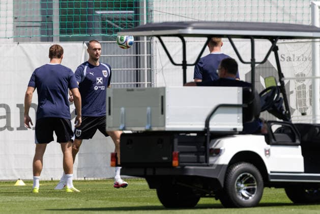 SOCCER - AUT vs TUN, test match VIENNA,AUSTRIA,31.MAY.26 - SOCCER - OEFB international test match, Austria vs Tunisia, preview, training team AUT. Image shows Sasa Kalajdzic (AUT), the team of AUT and head coach Ralf Rangnick (AUT).  GEPAxpictures xArminxRauthner