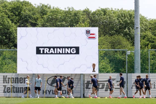 SOCCER - AUT vs TUN, test match VIENNA,AUSTRIA,31.MAY.26 - SOCCER - OEFB international test match, Austria vs Tunisia, preview, training team AUT. Image shows the team of AUT and a video screen.  GEPAxpictures xArminxRauthner