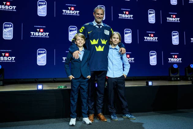 260531 Niklas Kronwall and his childredn pose for a photo after being inducted to the IIHF Hall of Fame during the IIHF Hall of Fame Ceremony on May 31, 2026 in Zurich Photo Jesper Zerman BILDBYRAN kod JZ JZ0740 ishockey ice hockey iihf hall of fame ceremony ceremony bbeng  Copyright: JESPERxZERMAN BB260531JZ009