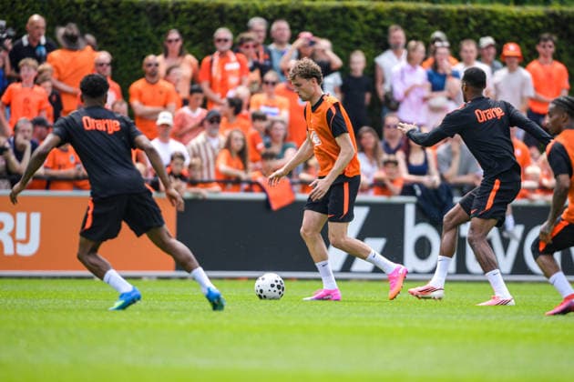 2026-05-31 - Dutch Squad Training ZEIST, NETHERLANDS - MAY 31: Mats Wieffer of the Netherlands squad runs with the ball during a Dutch Squad Training at KNVB Campus on May 31, 2026 in Zeist, Netherlands. Zeist KNVB Campus Netherlands Content not available for redistribution in The Netherlands directly or indirectly through any third parties. Copyright: xDennisxBresserx