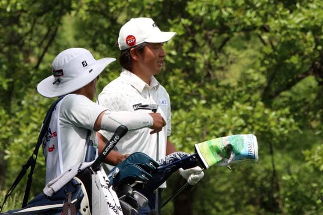 KITZBUEHEL, AUSTRIA - MAY 31: KANEKO, Kota (JPN) talking with his Caddy at the Austrian Alpine Open presented by Kitzbuehel Tirol, DP World TOUR, Final Round on May 31, 2026 in Kitzbuehel, Austria.DP World Tour Austrian Alpine Open, Kitzbuehel, 31.05.2026 Tirol Austria Copyright: xPhotographer:xNilsxKoepkex