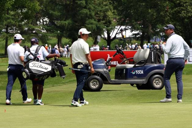 KITZBUEHEL, AUSTRIA - MAY 31: Game interrupted due to weather, thats why players get collected to drive to clubhouse. On right is KANEKO, Kota (JPN), left is GOUVEIA, Ricardo (POR) at the Austrian Alpine Open presented by Kitzbuehel Tirol, DP World TOUR, Final Round on May 31, 2026 in Kitzbuehel, Austria.DP World Tour Austrian Alpine Open, Kitzbuehel, 31.05.2026 Tirol Austria Copyright: xPhotographer:xNilsxKoepkex