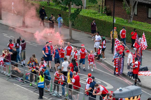 May 31, 2026, London, London, UK: LONDON, UK. Fans gather ahead of Arsenal FC riding an open-top bus on Holloway Road in a parade around Islington to celebrate winning the Premier League (the first title win in 22 years), the day after being beaten on penalties by Paris St Germain (PSG) in the Champions League Final in Budapest. 500,000 to 1m people are estimated to be attending on Sunday. Fans Gather For Arsenal FC Parade On Holloway Road  - ZUMAl94_ 0857976585st Copyright: xStephenxChungx