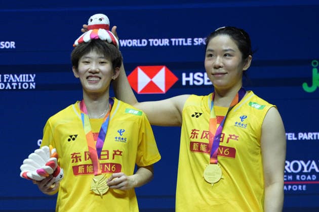 (260531) -- SINGAPORE, May 31, 2026 -- Winner Jia Yifan (R) Zhang Shuxian react during the awarding ceremony for the women s doubles final match between Jia Yifan Zhang Shuxian of China and Liu Shengshu Tan Ning of China at the Singapore Badminton Open 2026 in Singapore on May 31, 2026. (Photo by Then Chih Wey Xinhua) (SP)SINGAPORE-BADMINTON-SINGAPORE OPEN-WOMEN S DOUBLES-FINAL DengxZhiwei 