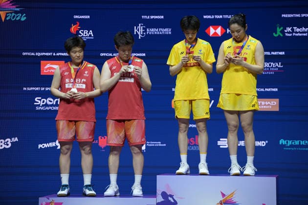 (260531) -- SINGAPORE, May 31, 2026 -- Winner Jia Yifan (1st R) Zhang Shuxian (2nd R) and runner-up Liu Shengshu (2nd L) Tan Ning react during the awarding ceremony for the women s doubles final match between Jia Yifan Zhang Shuxian of China and Liu Shengshu Tan Ning of China at the Singapore Badminton Open 2026 in Singapore on May 31, 2026. (Photo by Then Chih Wey Xinhua) (SP)SINGAPORE-BADMINTON-SINGAPORE OPEN-WOMEN S DOUBLES-FINAL DengxZhiwei 
