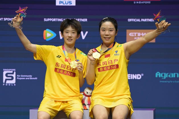 (260531) -- SINGAPORE, May 31, 2026 -- Winner Jia Yifan (R) Zhang Shuxian celebrate during the awarding ceremony for the women s doubles final match between Jia Yifan Zhang Shuxian of China and Liu Shengshu Tan Ning of China at the Singapore Badminton Open 2026 in Singapore on May 31, 2026. (Photo by Then Chih Wey Xinhua) (SP)SINGAPORE-BADMINTON-SINGAPORE OPEN-WOMEN S DOUBLES-FINAL DengxZhiwei 