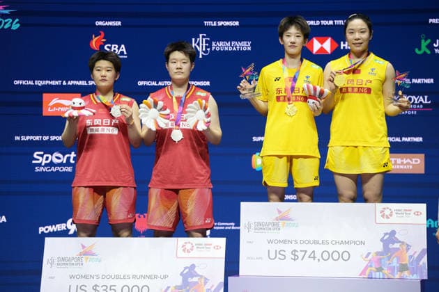 (260531) -- SINGAPORE, May 31, 2026 -- Winner Jia Yifan (1st R) Zhang Shuxian (2nd R) and runner-up Liu Shengshu (2nd L) Tan Ning pose for a group photo during the awarding ceremony for the women s doubles final match between Jia Yifan Zhang Shuxian of China and Liu Shengshu Tan Ning of China at the Singapore Badminton Open 2026 in Singapore on May 31, 2026. (Photo by Then Chih Wey Xinhua) (SP)SINGAPORE-BADMINTON-SINGAPORE OPEN-WOMEN S DOUBLES-FINAL DengxZhiwei 