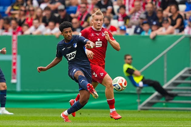 31 05 2026, xydrx, Herren, Fußball, U19 DFB Nachwuchsliga, Finale, TSG 1899 Hoffenheim 1 FC Köln, Saison 2025 2026, PreZero Arena Natnael Abraha TSG 1899 Hoffenheim U19, 2 im Zweikampf gegen Fynn Schenten 1 FC Köln, 9 DFB regulations prohibit any use of photographs as image sequences and or quasi video Copyright: HMBxMedia YannisxDreimann