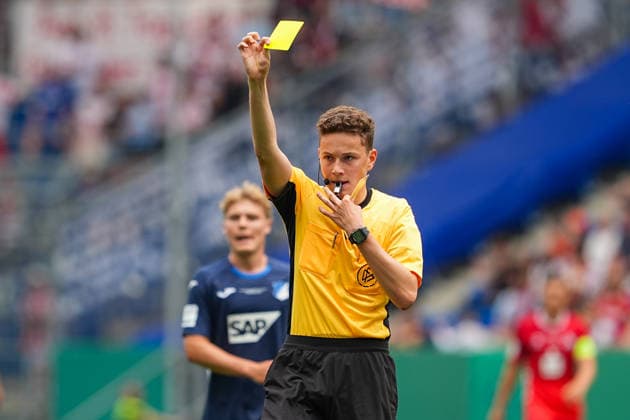31 05 2026, xydrx, Herren, Fußball, U19 DFB Nachwuchsliga, Finale, TSG 1899 Hoffenheim 1 FC Köln, Saison 2025 2026, PreZero Arena Alexander Petzke Schiedsrichter zeigt die gelbe Karte DFB regulations prohibit any use of photographs as image sequences and or quasi video Copyright: HMBxMedia YannisxDreimann