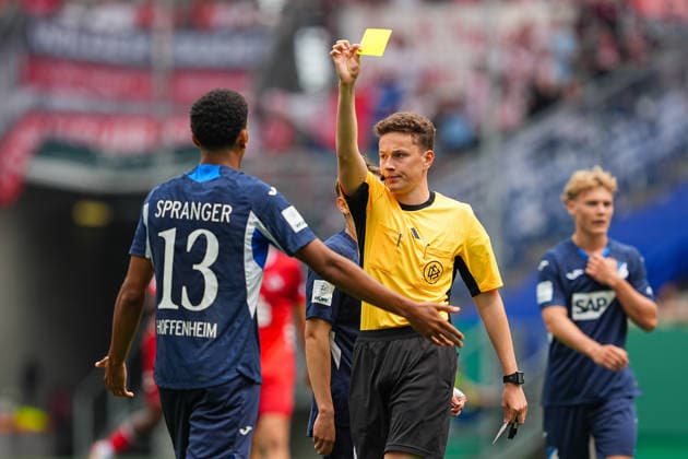 31 05 2026, xydrx, Herren, Fußball, U19 DFB Nachwuchsliga, Finale, TSG 1899 Hoffenheim 1 FC Köln, Saison 2025 2026, PreZero Arena Alexander Petzke Referee shows Tristan Spranger TSG 1899 Hoffenheim U19, 13 die gelbe Karte DFB regulations prohibit any use of photographs as image sequences and or quasi video Copyright: HMBxMedia YannisxDreimann