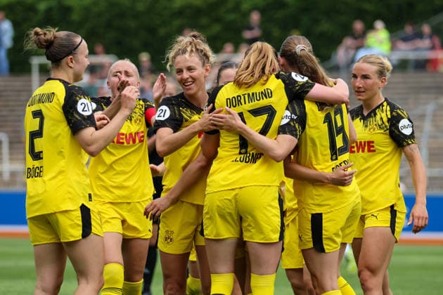 Dortmund, Germany 31 May 2026 Regionalliga West Women 26 Matchday BVB Women vs Vorwärts Spoho Köln Women In the picture from left the fifth goal scorer Annika Enderle BVB , jersey number 19, scores the goal for 1 0 for Dortmund and cheers with her teammates Copyright: HMBxMedia MadeleinexFantini