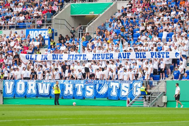 31 05 2026, xydrx, Herren, Fußball, U19 DFB Nachwuchsliga, Finale, TSG 1899 Hoffenheim 1 FC Köln, Saison 2025 2026, PreZero Arena Fans der TSG 1899 Hoffenheim mit einem Banner mit der Aufschirft Oli in die Kiste, Neuer auf die Piste DFB regulations prohibit any use of photographs as image sequences and or quasi video Copyright: HMBxMedia YannisxDreimann